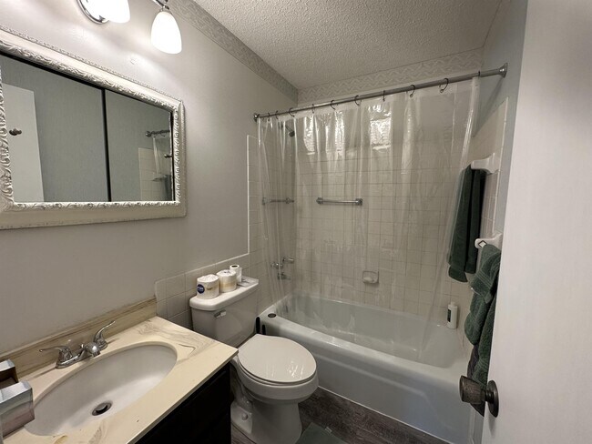 Foto del edificio - 4207 Lakeside Ave N
