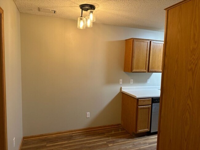 Foto del edificio - 3 Bed/1.5 Bath Townhouse with Basement! 11...