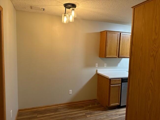 Building Photo - 3 Bed/1.5 Bath Townhouse with Basement! Av...