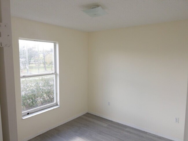 Foto del edificio - 271 Hart Ln
