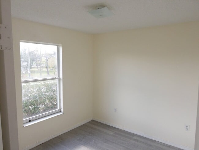 Foto del edificio - 271 Hart Ln