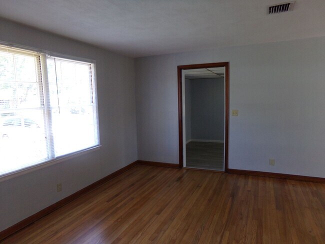 Building Photo - Charming Three Bedroom Home- Newly remodle...