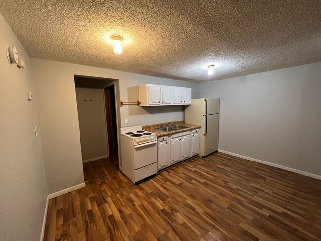 Building Photo - 1 Bedroom, 1 Bathroom Single Family Home i...