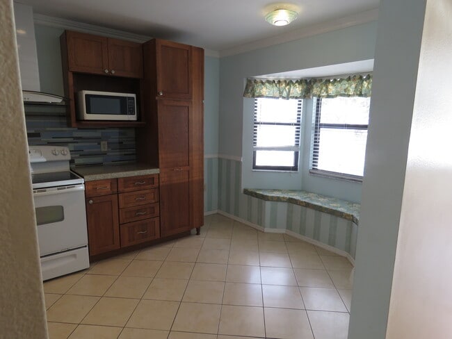 Building Photo - 414 Narvaezi St