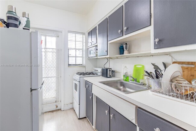 Building Photo - 635 8th St