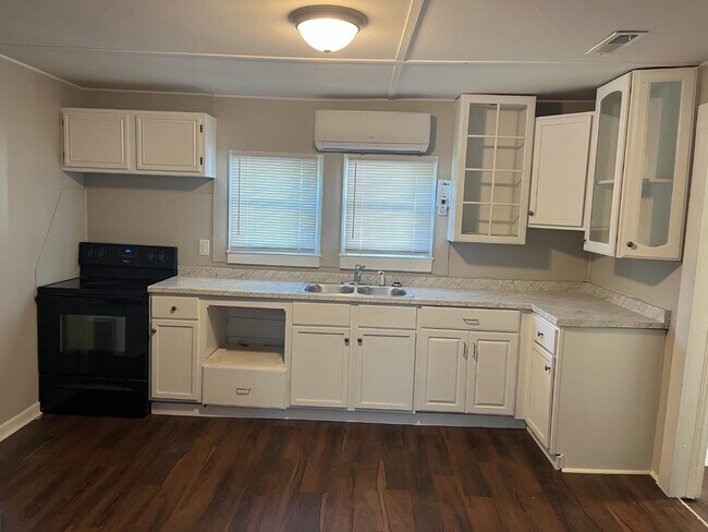 Building Photo - 910 Richardson Ave