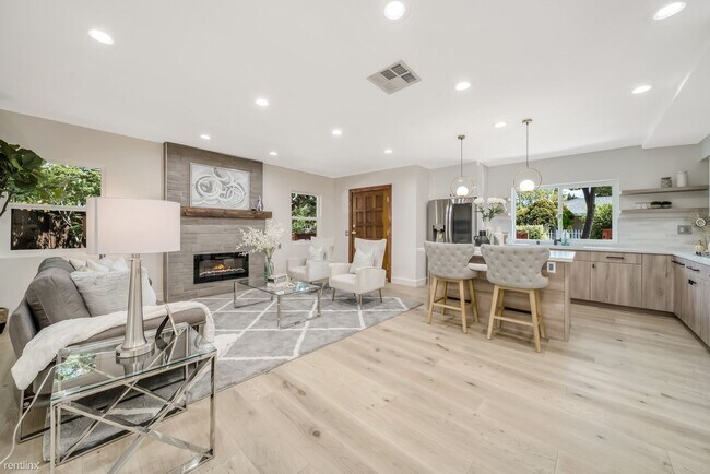 Foto del edificio - 4 br, 3 bath House - 400 Chiquita Avenue