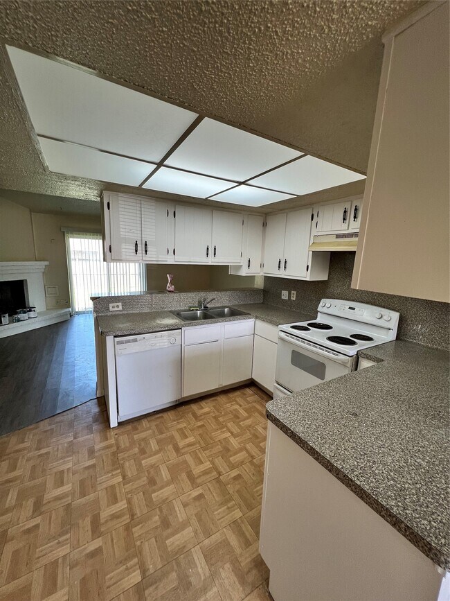 Building Photo - 610 Wood Smoke Dr