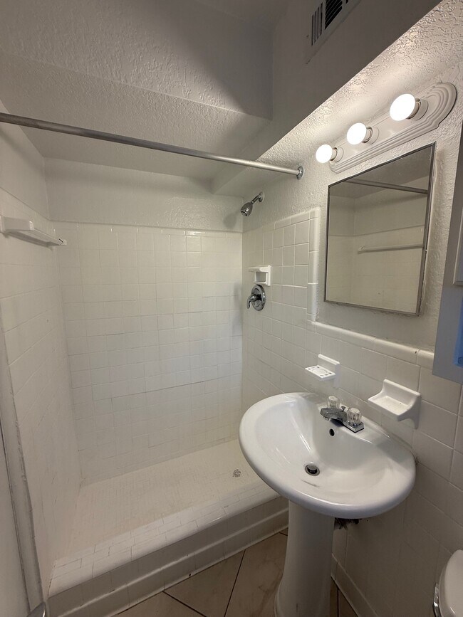 Foto del edificio - 1244 NE 5th Ter