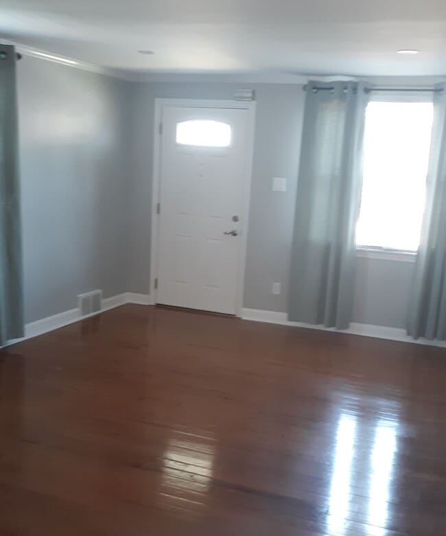 Living Room & Entrance - 822 Hampshire Rd