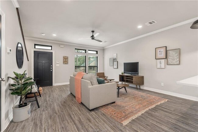 Photo - 725 Turner St House