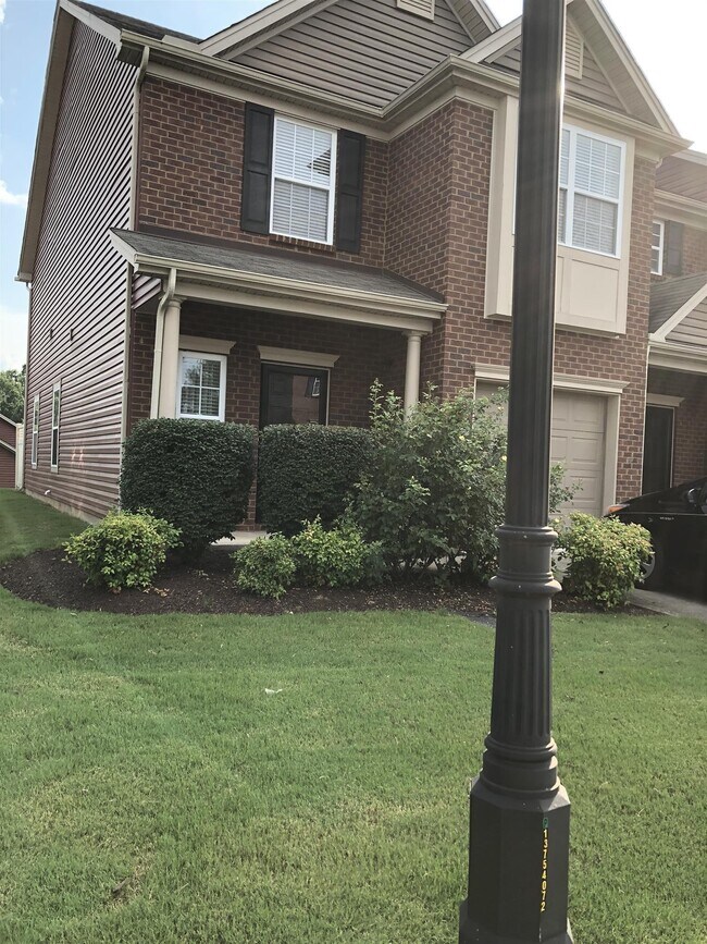 Building Photo - 8109 Valley Oak Dr
