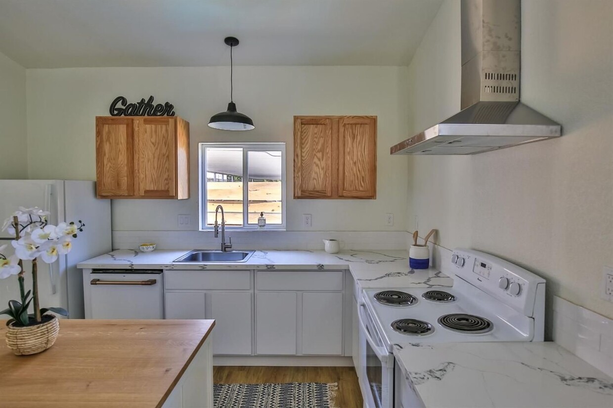 Primary Photo - 2415 26th St