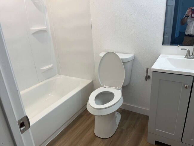 Foto del edificio - Two Bed/One Bath with Laundry Hook Ups