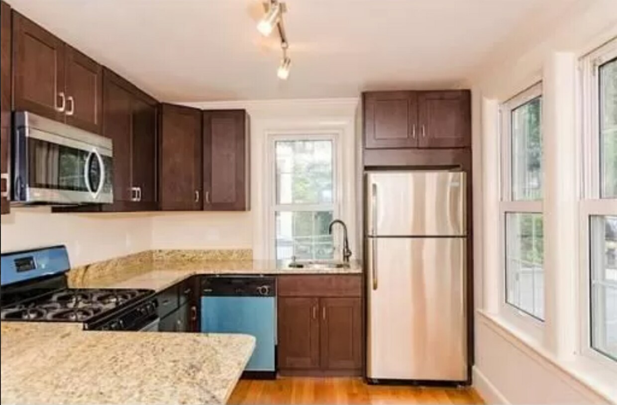 Foto del edificio - 1Br/1Bth apartment available June 1st ! Close to T.  Parking included!!