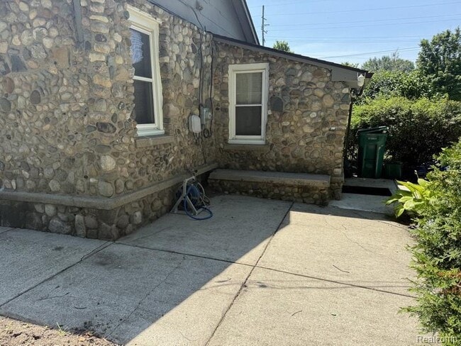 Building Photo - 5015 Sashabaw Rd
