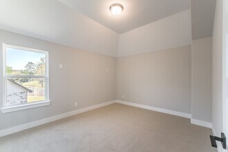 Building Photo - 2016 Woodland Park Ct