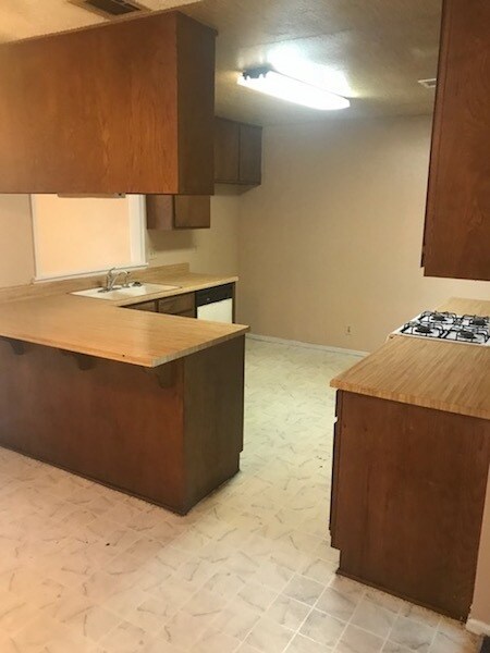 Foto del edificio - Spacious 3 bedroom Home for Rent