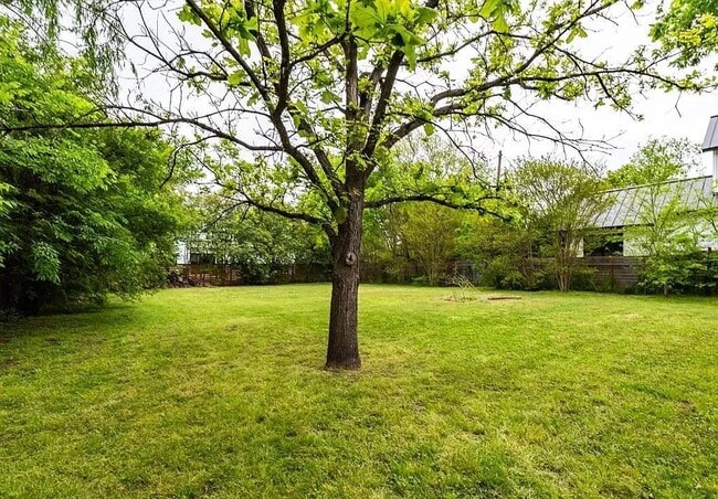 Foto del edificio - 4902 Valley Oak Dr