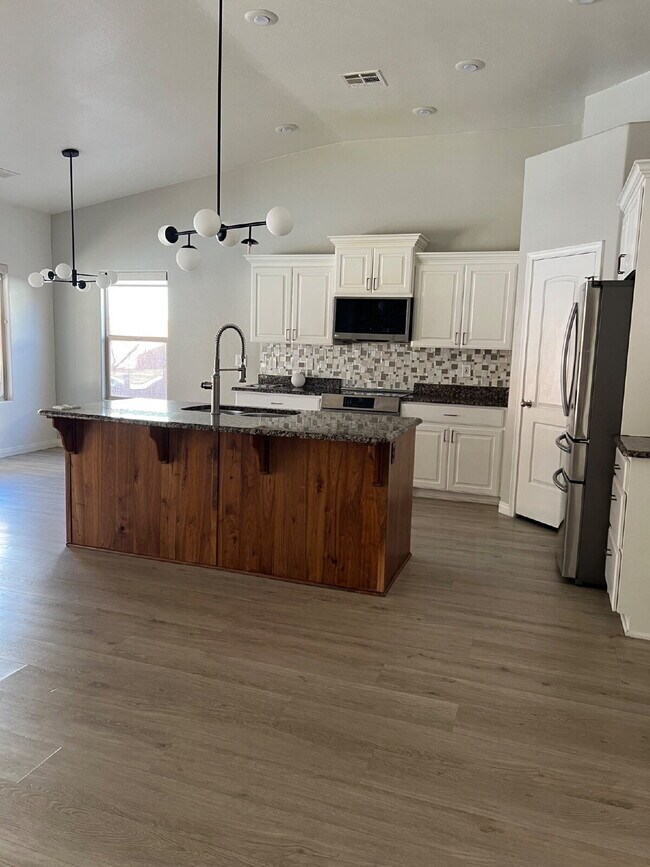 Building Photo - "Spacious 5-Bedroom Oasis with 3 Full Baths in Beautiful St. George – 2,998 Sq. Ft. of Comfort!"