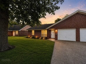 Building Photo - 802 E Kara Ln