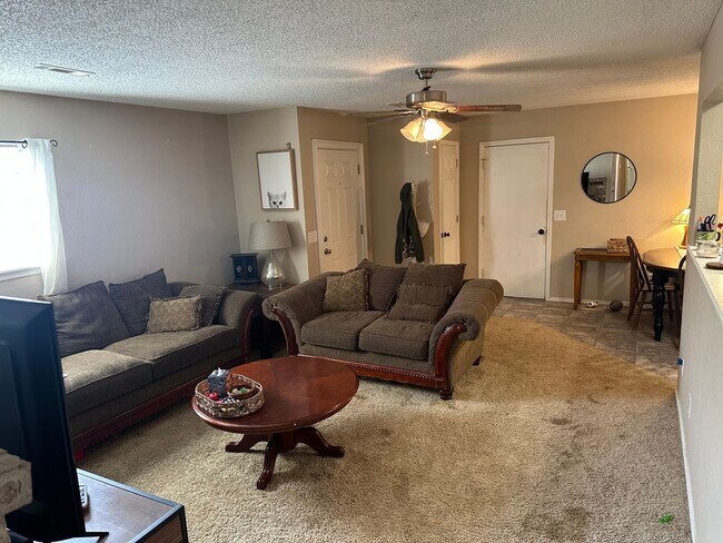 Foto del edificio - 2 Bedroom, 1 Bathroom, Right side of Duplex with fenced-in backyard and 1x Car Garage