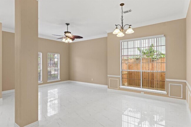 Foto del edificio - 7426 Hollow Ridge Dr