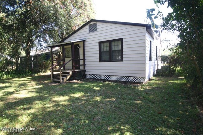 Building Photo - 3 br, 1 bath House - 2 Brackland St