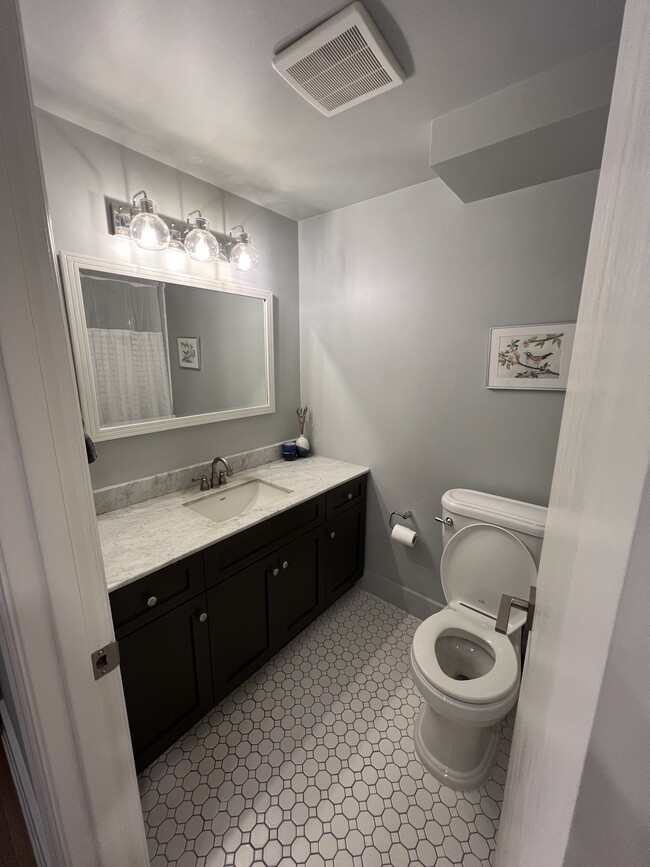 Photo du bâtiment - 1066 8th Av E