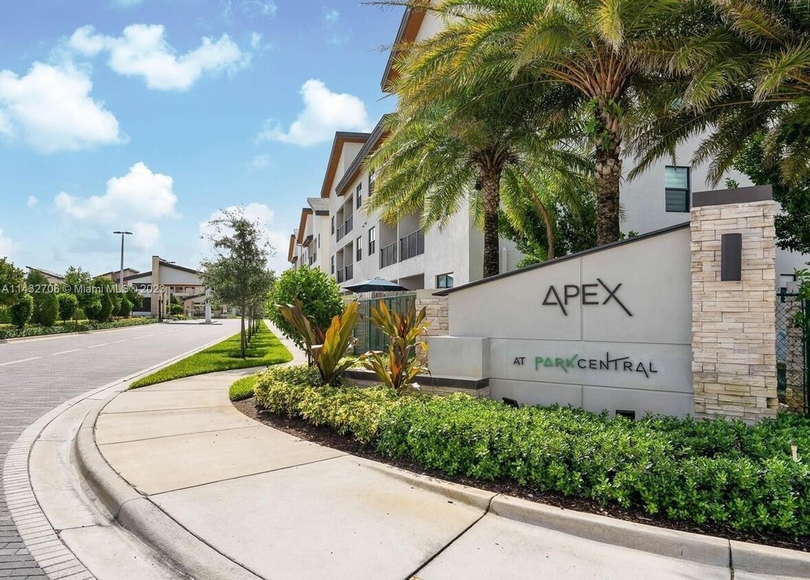 Foto principal - 7831 NW 104th Ave