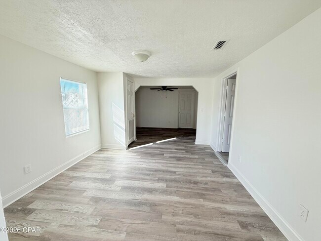 Foto del edificio - 237 Helen Ave