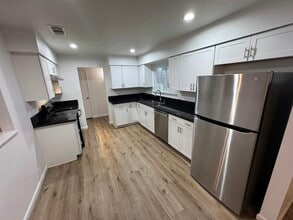 Building Photo - 4557 N Sequoia Dr