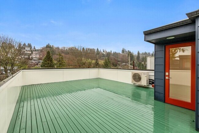 Foto del edificio - Fresh, Air-Conditioned Standalone Townhome in Coveted Lincoln Park