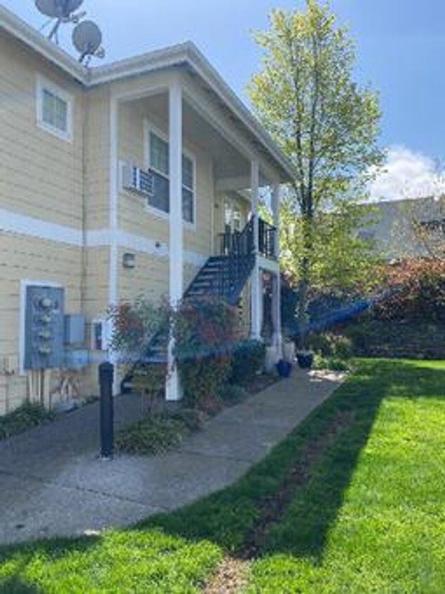 Foto principal - 2 Bedroom 2 Bath Townhouse in Ashland