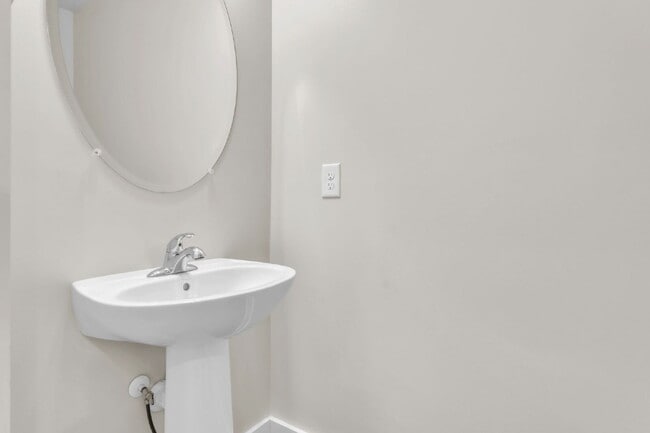 Building Photo - Beautiful 3 BR, 2.5 BA Townhome in highly ...