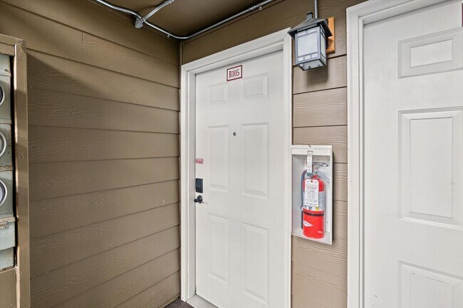 Foto del edificio - Spacious 2-bed 2-bath condo in Everett