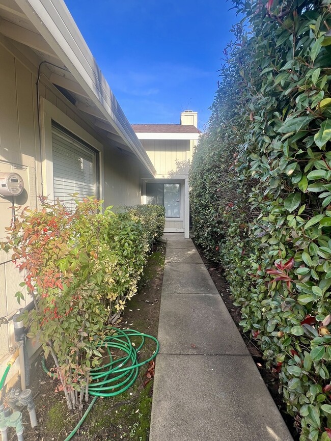 Building Photo - Stunning 2 bedroom 1 bathroom duplex in Lo...