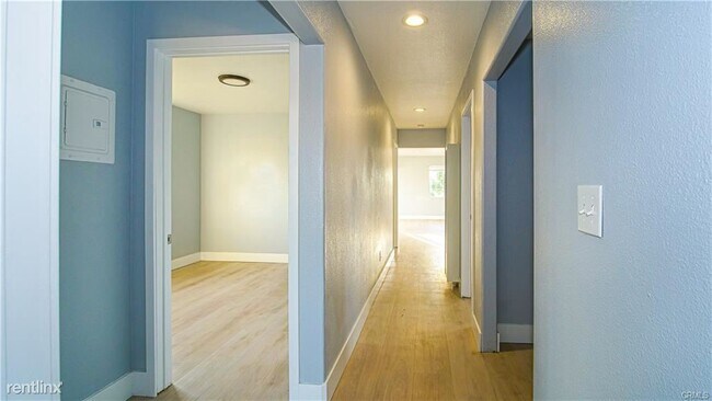 Building Photo - 4 br, 2 bath Duplex - 9110 1/2 Avalon Blvd