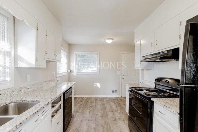 Building Photo - 325 Northwood Dr