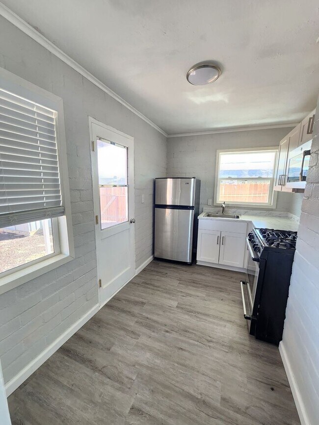 Building Photo - 6637 Oasis Ave