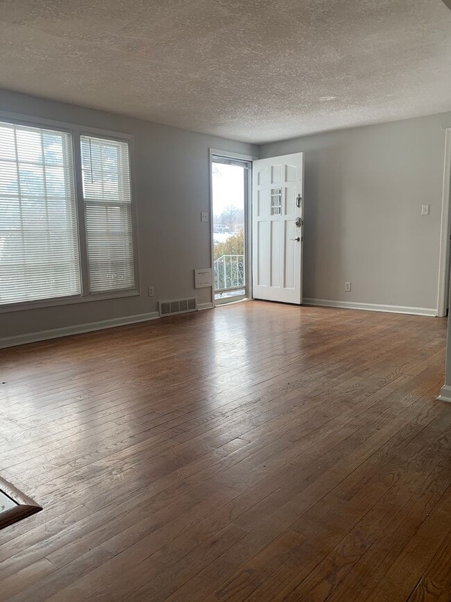 Building Photo - Your Next Home Awaits: 4BR/2BA in Desirable Prairie Village Location!