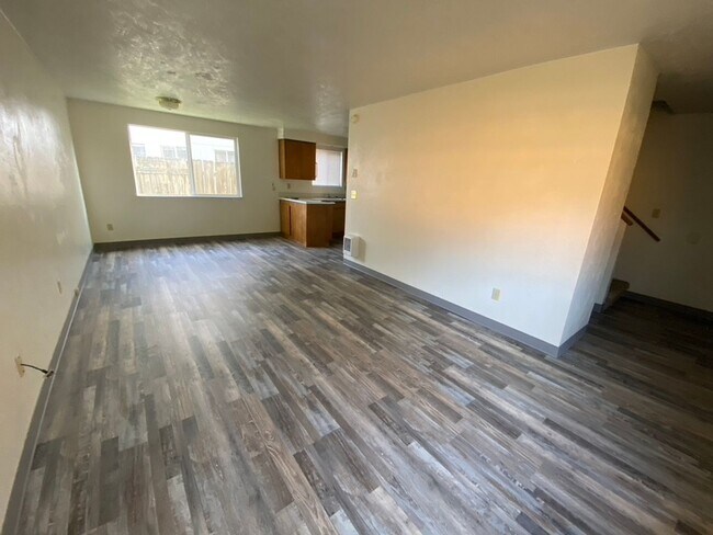 Foto del edificio - 2 bed 1.5 bath Gateway area duplex