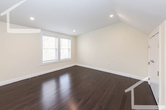 Building Photo - Charming 4 Bedroom