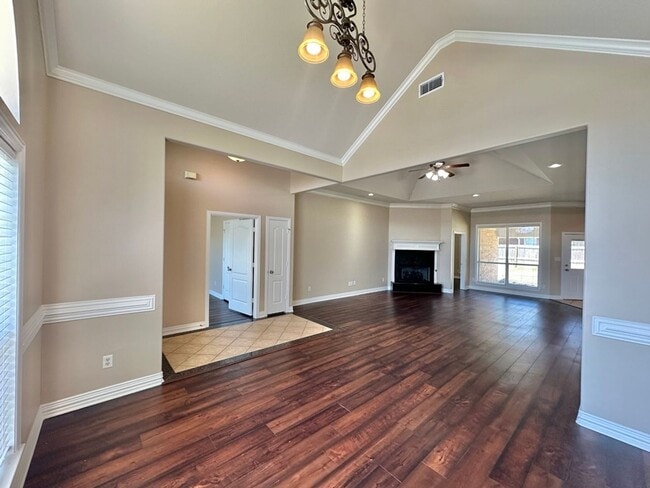Building Photo - 2040 Yasmeen Cir