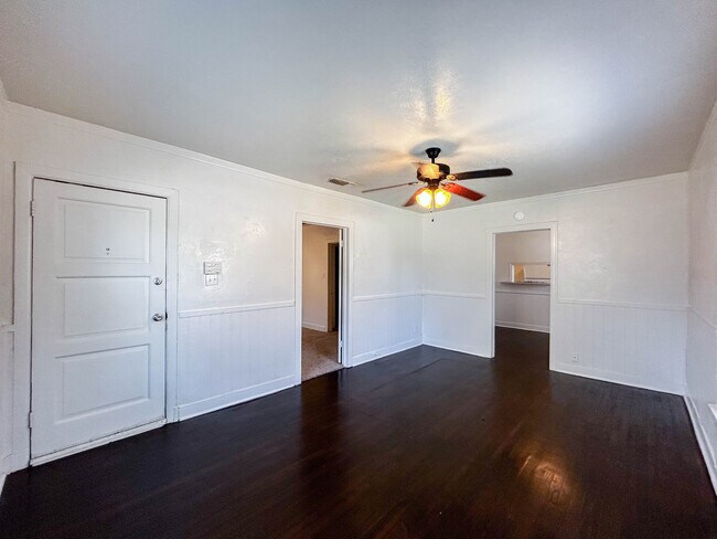 Foto del edificio - 421 Ponder Ave