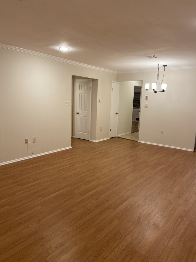 Building Photo - 180 Amberly Dr