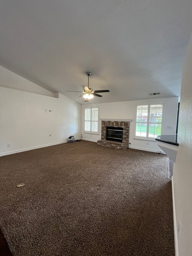 Foto del edificio - Beautiful Southside Visalia Home! Coming Soon!