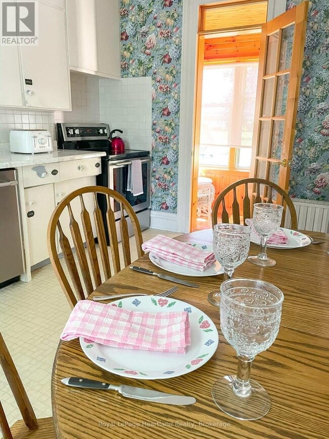 Building Photo - 261 Cobourg St