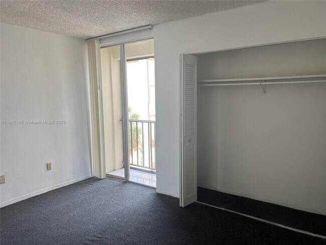 Foto del edificio - 9210 Fontainebleau Blvd
