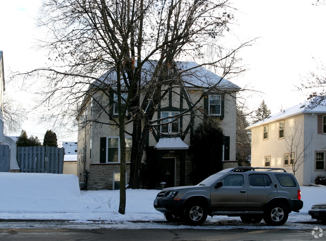 Building Photo - 4945 S Chicago Ave